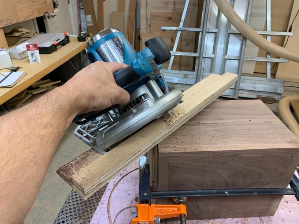 Thinking about the DeWalt DWE575SB vs Makita 5007MG? This comparison highlights the important differences so you can choose the right circular saw with confidence.