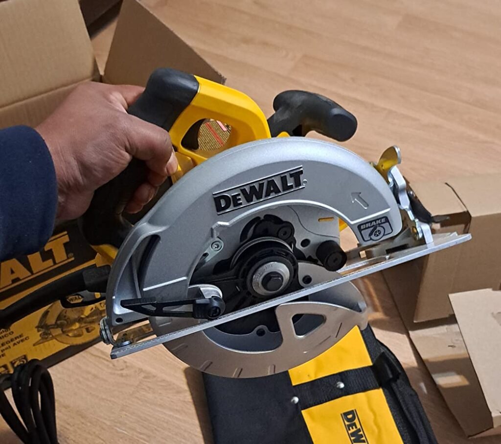 The DeWalt DWE575SB vs Makita 5007MG battle is closer than it looks. Compare their performance, design, weight, features, and everyday cutting ability.